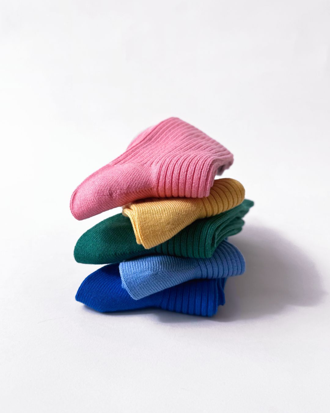 كيف تختارين الجوارب و الأحذية المناسبة لطفلك ضمن احدث ملابس العام 2025